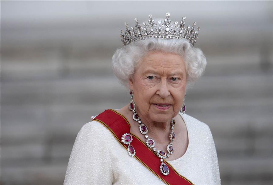بعد 160 عاما .. الملكة إليزابيث تغير صائغ الأسرة