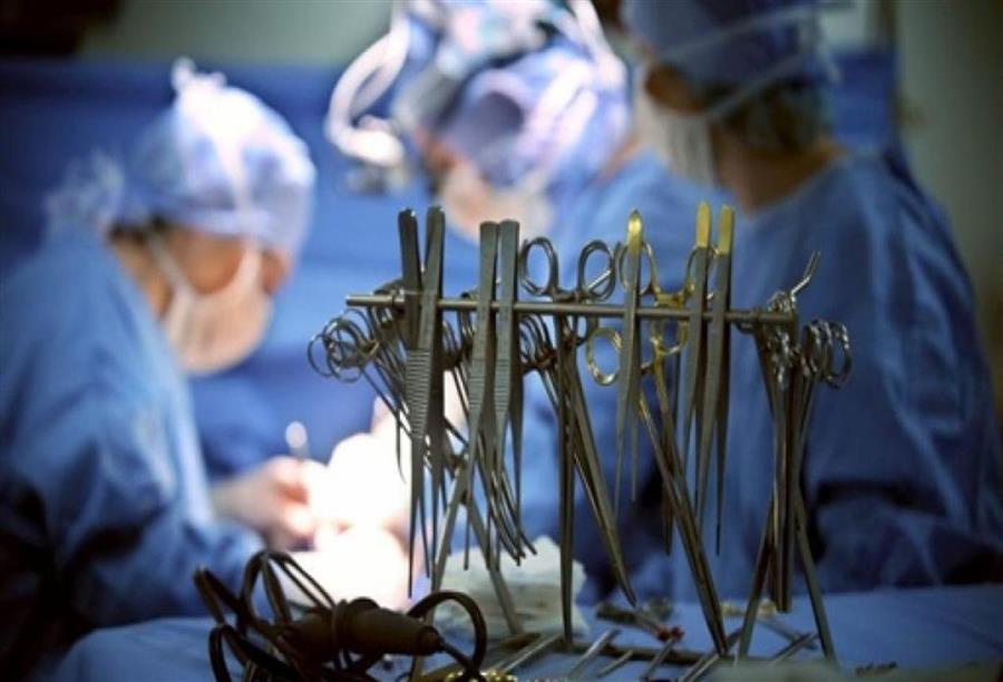 جراحون المان يتمكنون من إزالة قلم من رأس امرأة بعد 55 عاما  