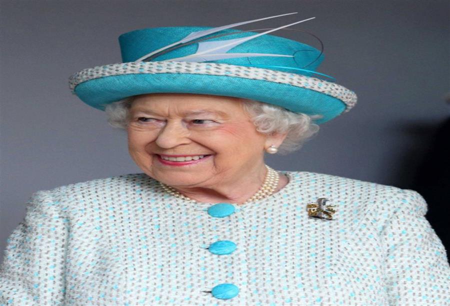 رغم انتقاد حجاب السيدة الاولي .. الملكة إليزابيث الثانية ترتدي الحجاب في تركيا