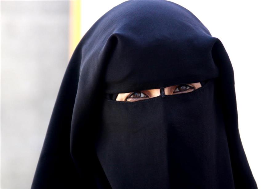 نواب فرنسيون يسعون لمنع المسلمات من ارتداء النقاب و"البوركة "