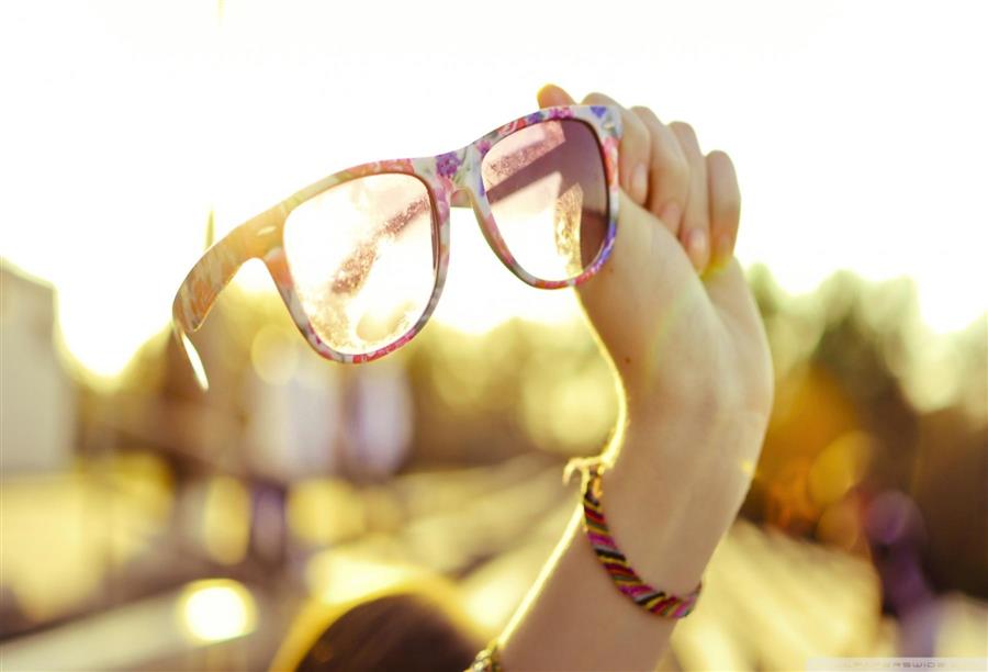 هل تفضل هذا الصيف نظارة «retro» الكلاسيكية أم العصرية؟