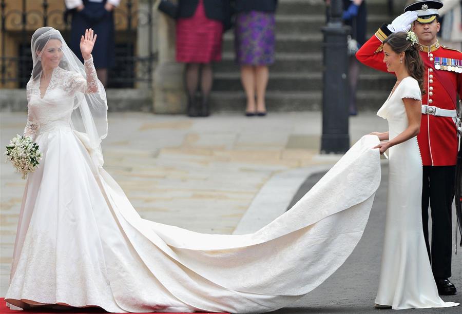 فستان زفاف كيت ينضم إلى مجموعة الملابس الملكية ويعرض للجمهور