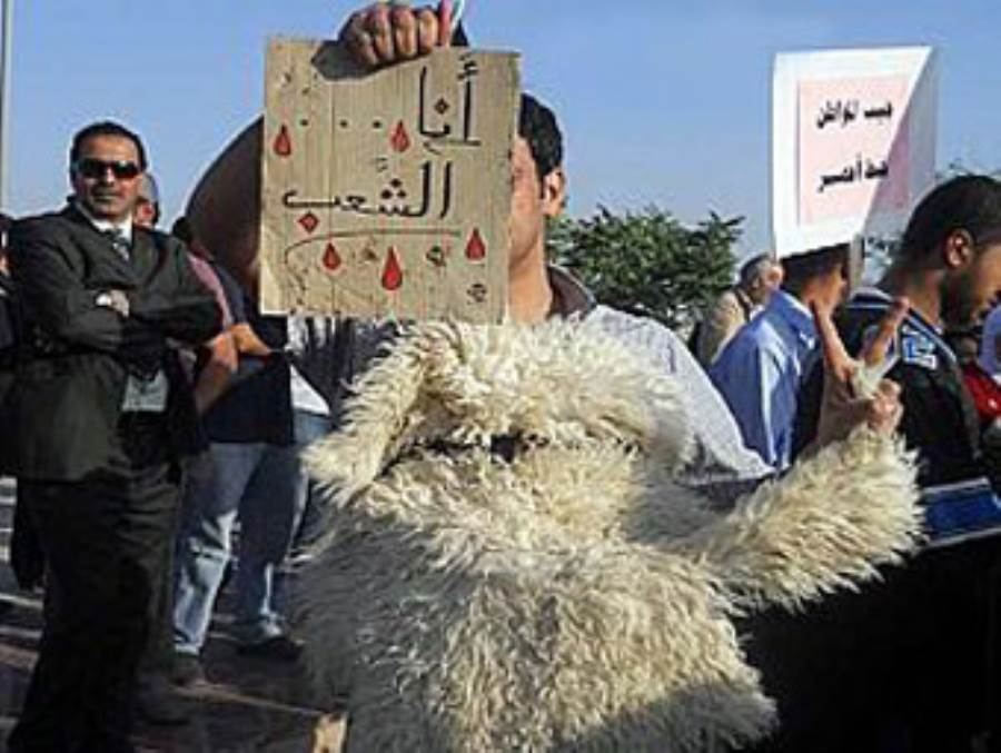 حمل لافتة كتب عليها "أنا الشعب" .. معارض أردني يحتج على رفع الأسعار بزي خروف