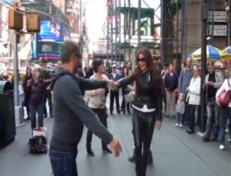 بالفيديو .. كارول سماحة ترقص في شوارع نيويورك