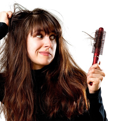  تساقط الشعر بسبب سوء التغذية والإجهاد والتغيرات الهرمونية