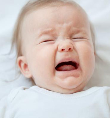  بالفيديو .. طريقة سحرية لوقف بكاء طفلك شريطة شبعه