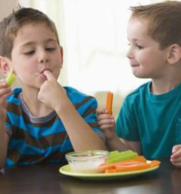  ٤ أساليب سحرية ليتناول طفلك الخضروات