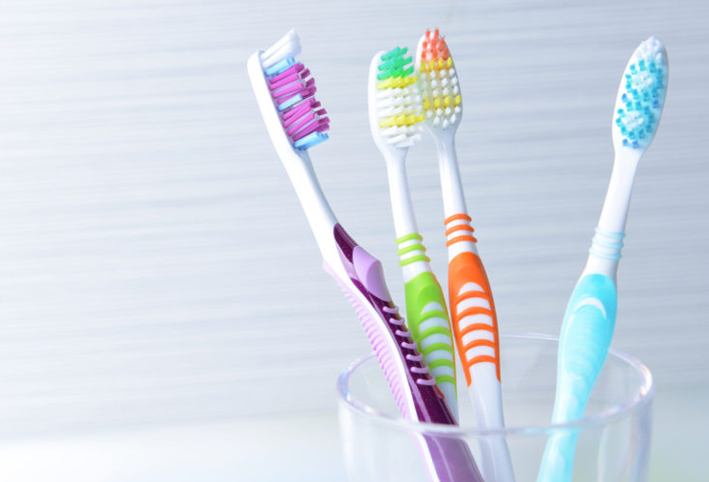 أمراض مروعة يمكنك الإصابة بها إذا قمتِ بمشاركة فرشاة أسنانك