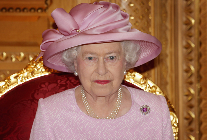 سر احتفال ملكة بريطانيا بعيد ميلادها مرتين