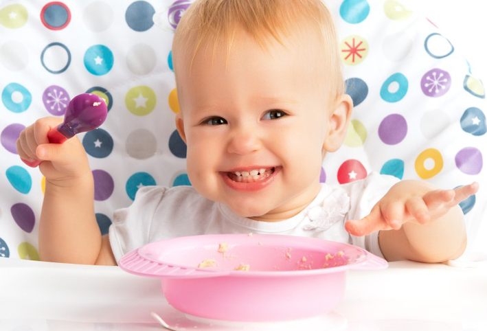 دراسة بريطانية : الغذاء الجاهز للطفل بعد الفطام .. قد يكون صحيًا أيضًا