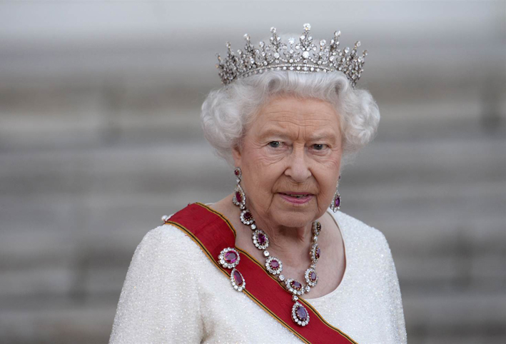 الملكة إليزابيث تخرق قواعد البروتوكول الملكي وتفضّل ميجان ماركل على كيت ميدلتون