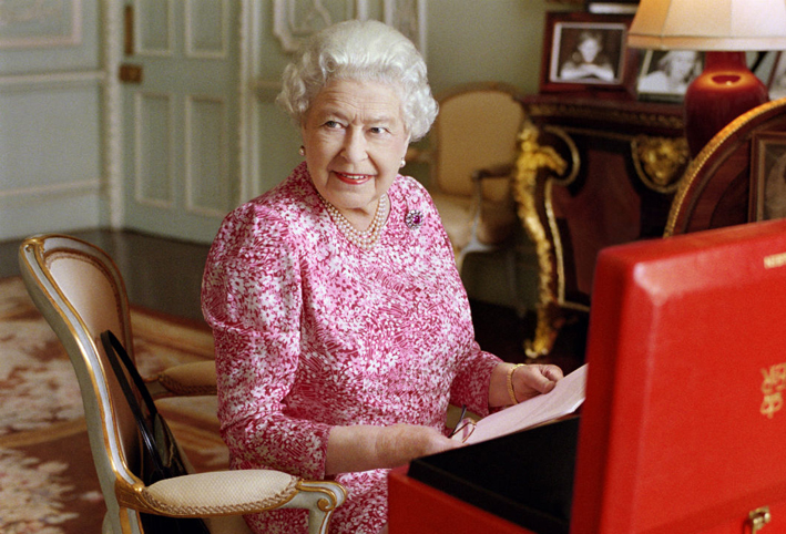 الملكة إليزابيث تخرق البروتوكول في أول مقابلة لها منذ عقود