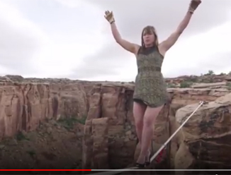 بالفيديو .. فتاة تسير بالكعب العالي على الحبل بين جبلين