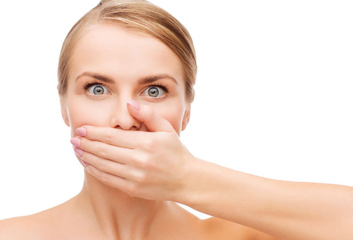 خبراء : سبب رائحة الفم الكريهة ليس عدم نظافة الأسنان بل أطعمة يجب تجنها