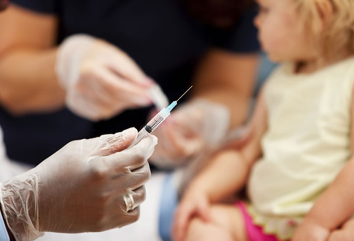 اللقاحات الروتينية لا تضعف الجهاز المناعي للطفل