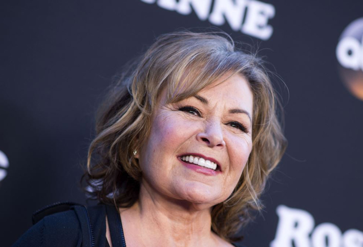 بعد تغريدتها العنصرية .. روزان بار تخوض مفاوضات لإعادة مسلسلها Roseanne