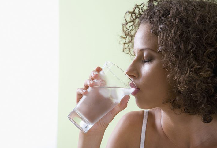 ماذا يحدث لجسمك عند شرب الماء المثلج؟