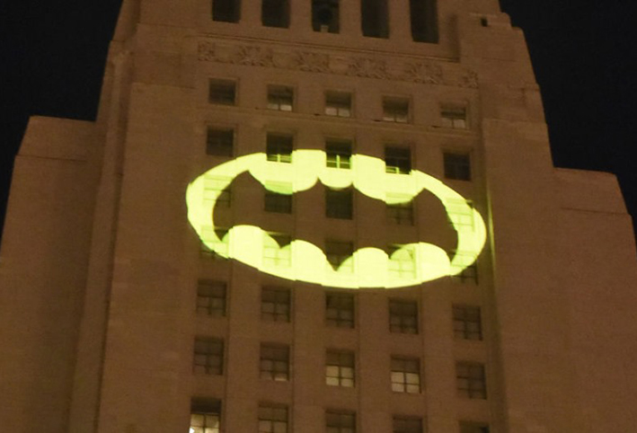 شعار "باتمان" يضيء في معظم مدن العالم