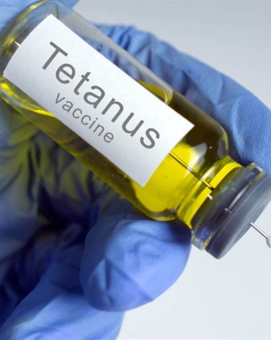 هل هناك ضرورة من أخذ حقنة لقاح التيتانوس، وهل من آثار جانبية لها؟
