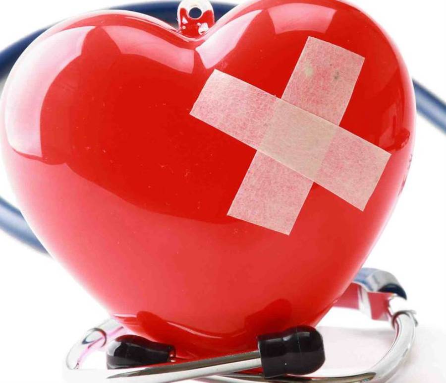 زوجتي تتابع في عيادة القلب لوجود تسريب في الصمام الميترالي. هل بالضرورة تحتاج عملية قلب مفتوح؟