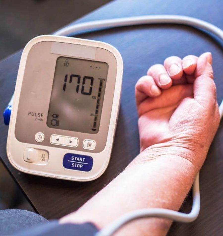 أعاني من ارتفاع ضغط الدم ولدي مرض النقرس، هل بينهما علاقة؟