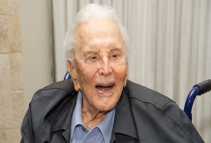 وفاة النجم العالمي كيرك دوجلاس عن عمر يناهز 103 عاماَ 