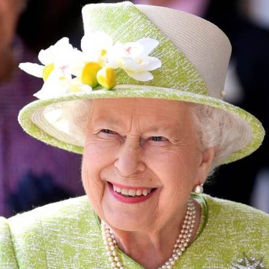 5 أشياء لا تتخلى عنها الملكة إليزابيث في إطلالتها