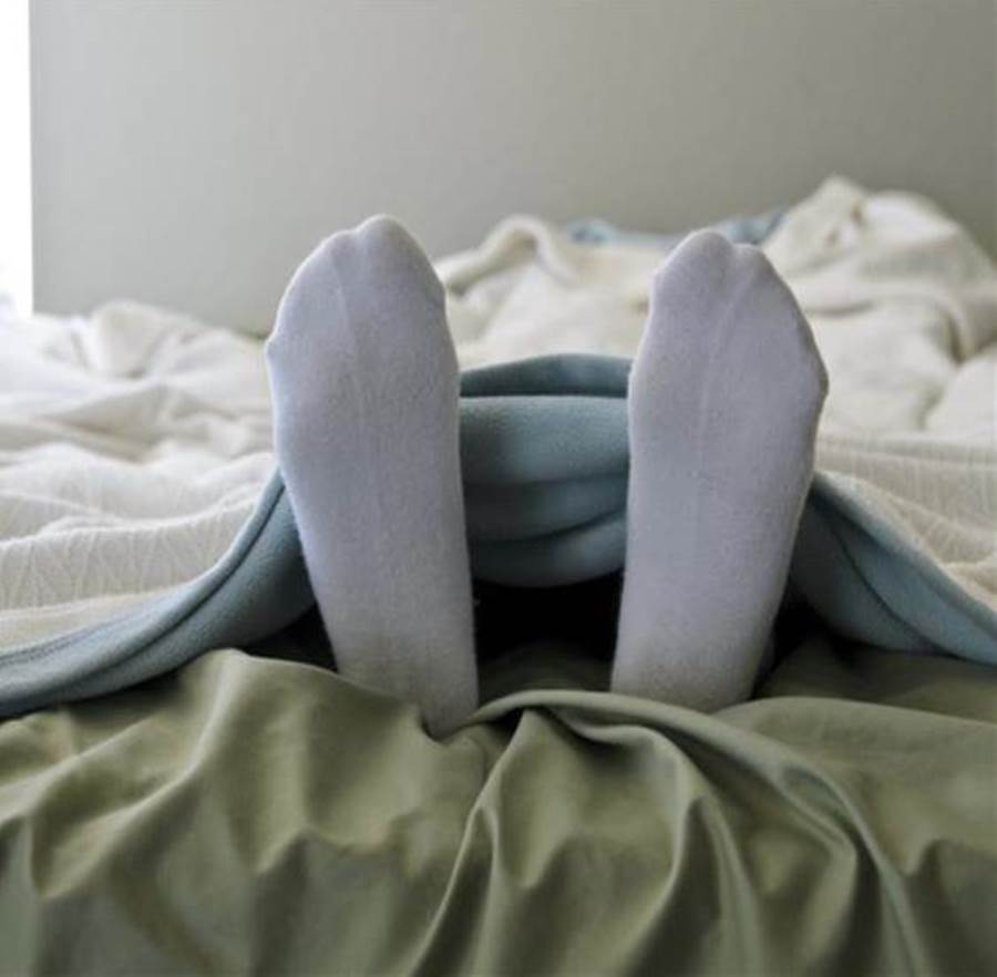 دراسة تحذر من ارتداء الجوارب أثناء النوم