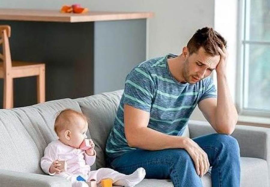 دراسة: الآباء يعانون من اكتئاب ما بعد الولادة مثل الأمهات