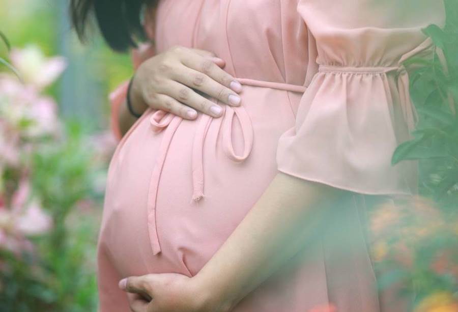 ما هي أسباب انقسام البطن خلال وبعد الحمل؟