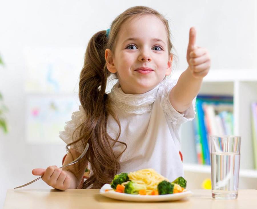 5 نصائح لجعل طفلك يتناول طعاما صحيا 