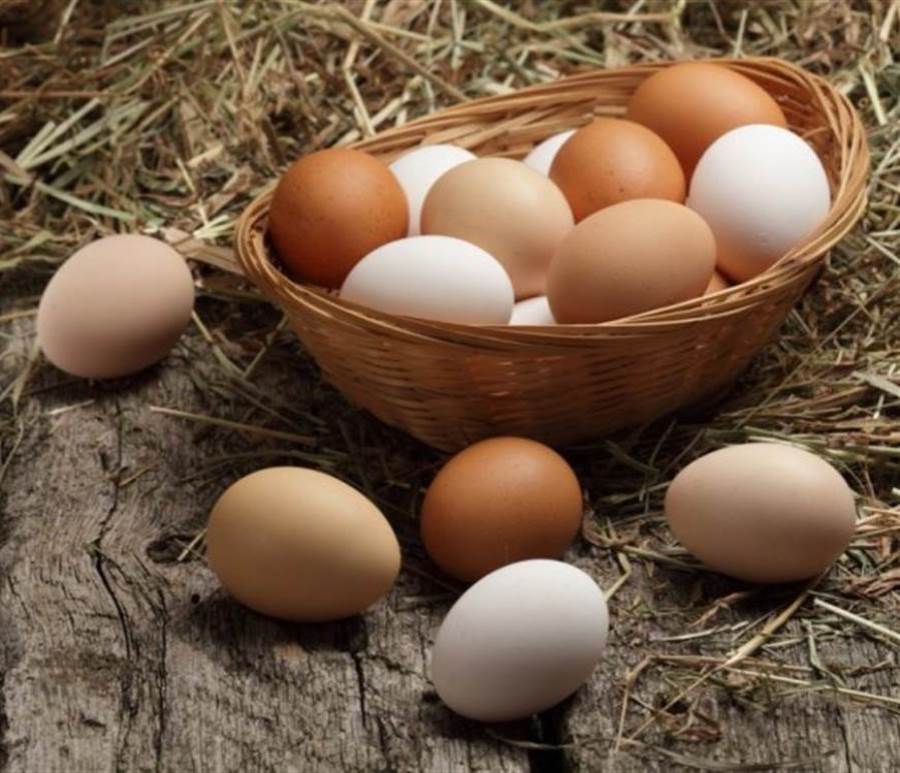 كيفية التعرف على البيض الفاسد ومخاطر تناوله
