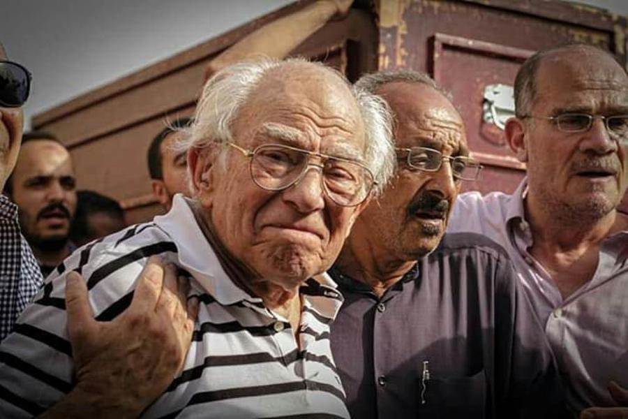 رشوان توفيق يبكي بعد حكم المحكمة في دعوى ابنته