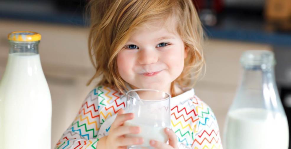 ما الفرق بين الحليب البودرة والسائل للأطفال؟