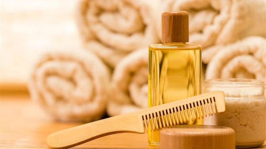 تدليك فروة الرأس من وقت لآخر سواء أثناء غسل الشعر أو التمشيط خطوة هامة جدا للعناية بالشعر الجاف لأنها ببساطة تعمل على تنشيط الدورة الدموية بفروة الرأس