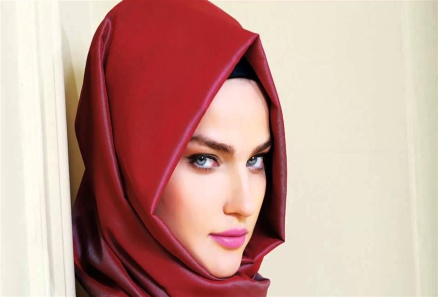 أول مسابقة لملكة جمال المسلمات بتتارستان جائزتها الحجاب الحرير.