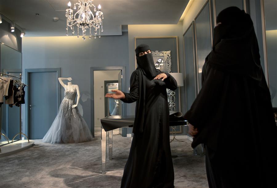 سعودي يقترن بفتاة ويجبر ابنه على الزواج من أمها
