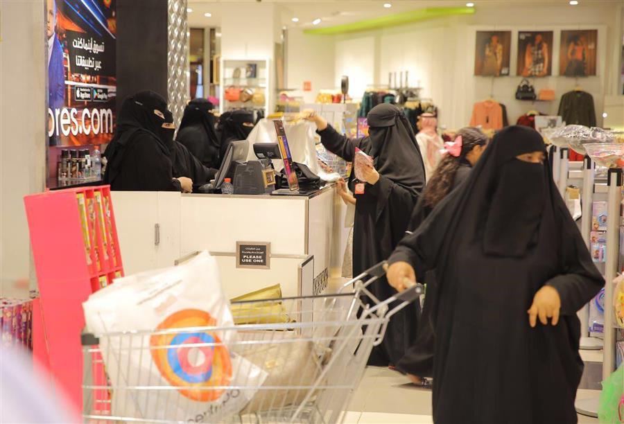 سعودي يطلق زوجته داخل أحد الأسواق بعد قبولها "ورقة معاكسة"