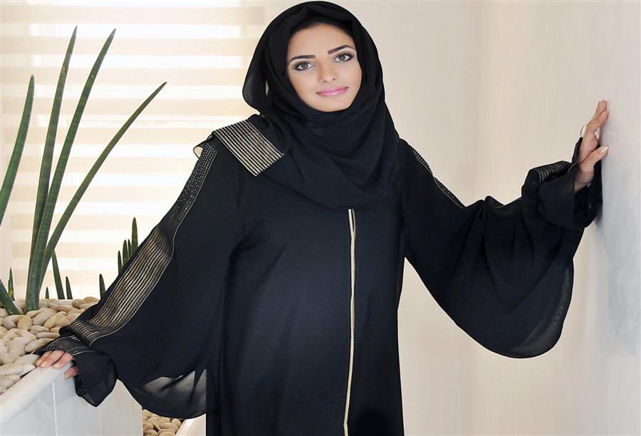عباءة النساء السعوديات.. تعددت التصاميم واللون واحد