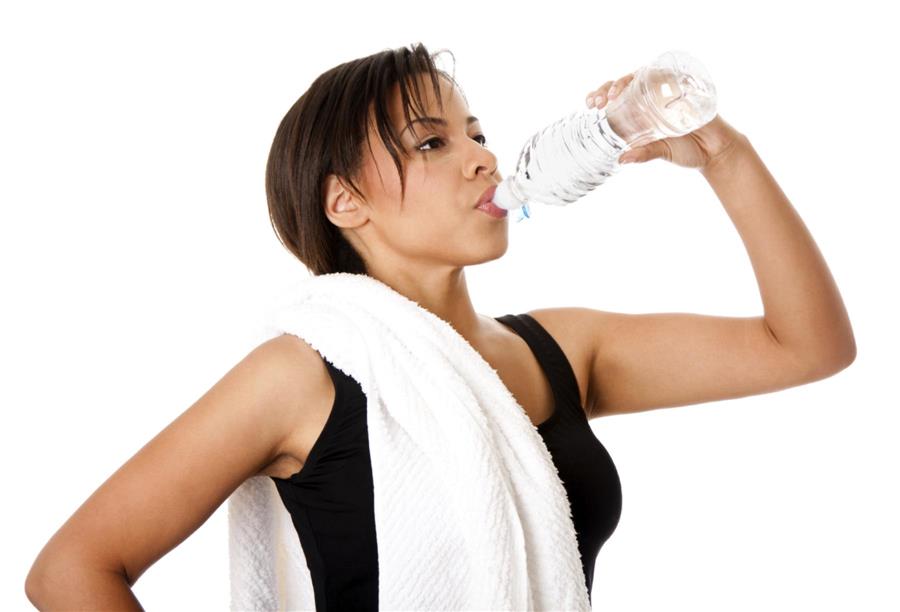 فوائد شرب المياه أثناء ممارسة التمرينات الرياضية