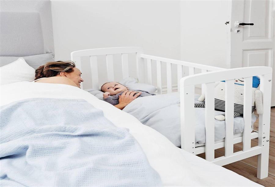 نصيحة خبراء: لا تدع طفلك ينام معك في سريرك