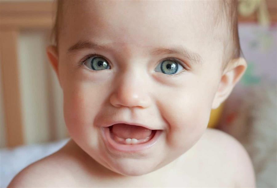 طرق العناية بأسنان طفلك منذ الولادة وحتى البلوغ