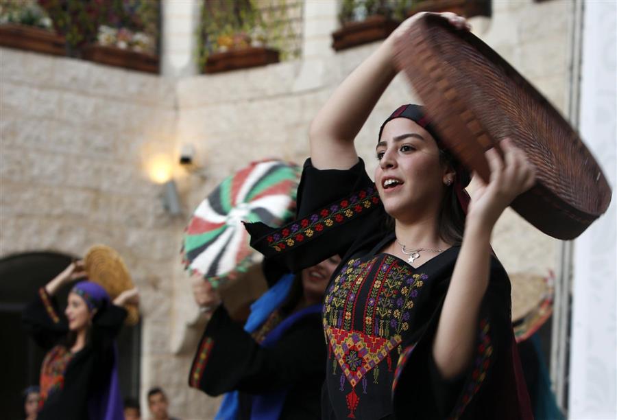 الأنتفاضة الأولي جعلت فتيات فلسطين يبحثن عن الأثواب المطرزة