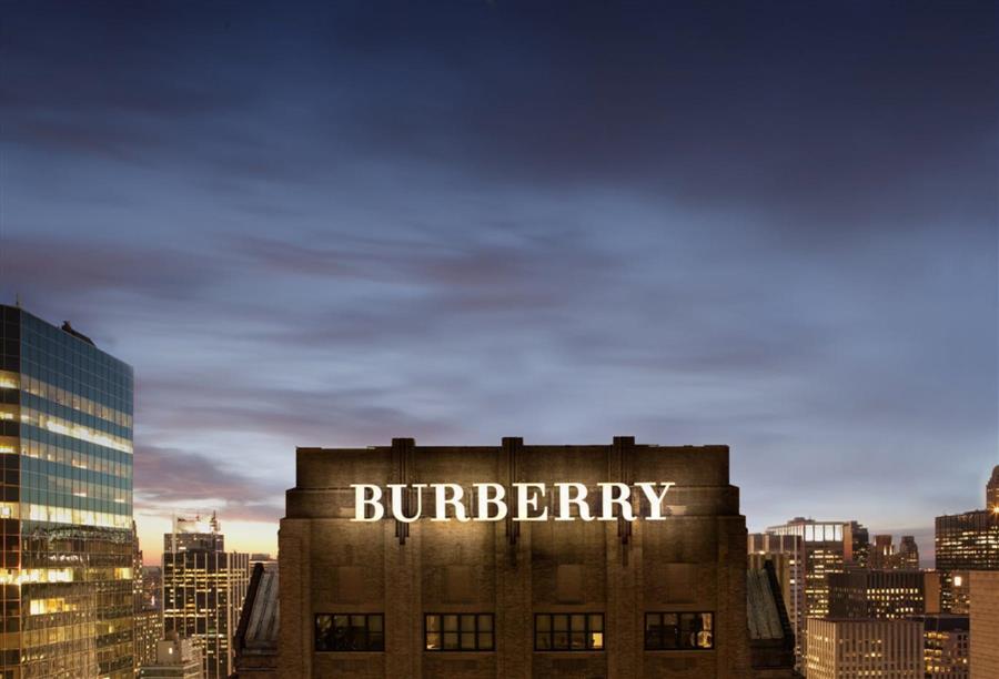 شركة «burberry » تتطلع إلى الإنترنت من أجل المزيد من العملاء