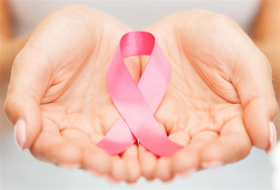 سعوديات يشكلن أطول سلسلة بشرية "وردية" لمكافحة سرطان الثدي