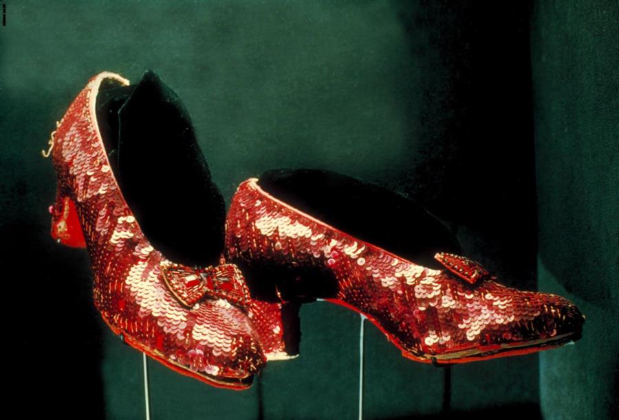 بسبب حذاء أحمر .. كريستيان لوبوتان يرفع دعوى ضد «إيف سان لوران»