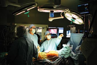 «غرفة جراحة هجينة» بتقنيات متقدمة تجري عدة عمليات جراحية في آن واحد