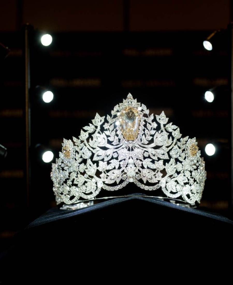 حسناء أنغولية تبهر لجنة التحكيم وتتربع على عرش ملكة "جمال الكون"