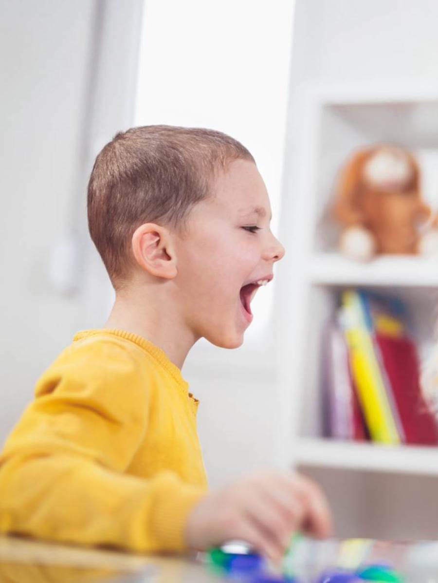 عندما يتلعثم طفلك في الكلام .. كيف تتعاملين مع الموقف؟ 