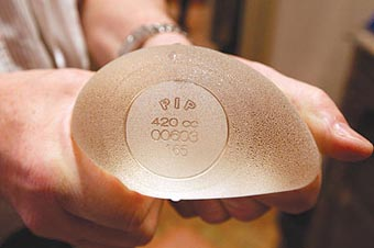 حثت الحكومة الفرنسية 30 ألف امرأة في فرنسا زرعن أنسجة شركة «بولي أمبلنت بروتيس» على إزالتها